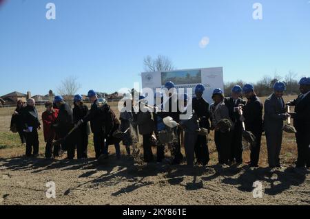 New Orleans, La., 16. Januar 2014 das Orleans Parish School Board veranstaltete eine bahnbrechende Zeremonie für die Lake Forest Elementary School in New Orleans East. Die Schule wird durch den Recovery School District/Orleans Parish School Board finanziert, $1,8 Milliarden Dollar Einzelvergütung von der FEMA. Louisiana Hurrikan Katrina. Fotos zu Katastrophen- und Notfallmanagementprogrammen, Aktivitäten und Beamten Stockfoto