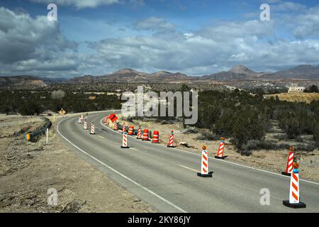 Cochiti, New Mexico, 11. Februar 2014 die jüngsten schweren Überschwemmungen untergruben den Highway 22 entlang der Arroyo-Waschanlage. Die USA Die Federal Emergency Management Agency (FEMA) des Department of Homeland Security hat dem Bundesstaat New Mexico staatliche Katastrophenhilfe zur Verfügung gestellt, um die staatlichen, lokalen und Stammeswiederherstellungsmaßnahmen in dem Gebiet zu ergänzen, das von schweren Stürmen und Überschwemmungen im Zeitraum vom 23. Bis 28. Juli 2013 betroffen war. Adam DuBrowa/FEMA. Santa Clara Pueblo schwere Stürme und Überschwemmungen. Fotos zu Katastrophen- und Notfallmanagementprogrammen, Aktivitäten und Beamten Stockfoto
