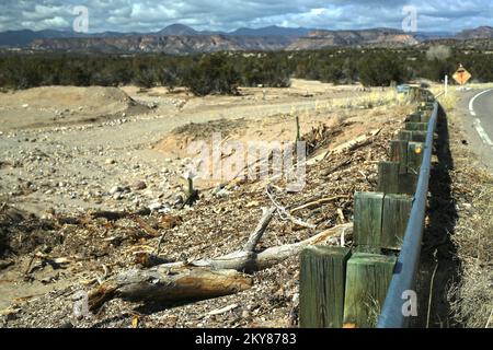 Cochiti, New Mexico, 11. Februar 2014 bei den jüngsten schweren Überschwemmungen wurden Tonnen von Sediment und Schutt entlang der Highways und Schutzgeländer der Route 22 abgelagert. Die USA Die Federal Emergency Management Agency (FEMA) des Department of Homeland Security hat dem Bundesstaat New Mexico staatliche Katastrophenhilfe zur Verfügung gestellt, um die staatlichen, lokalen und Stammeswiederherstellungsmaßnahmen in dem Gebiet zu ergänzen, das von schweren Stürmen und Überschwemmungen im Zeitraum vom 23. Bis 28. Juli 2013 betroffen war. Adam DuBrowa/FEMA. Santa Clara Pueblo schwere Stürme und Überschwemmungen. Fotos zu Katastrophen- und Notfallmanagementprogrammen, Aktivitäten und Beamten Stockfoto
