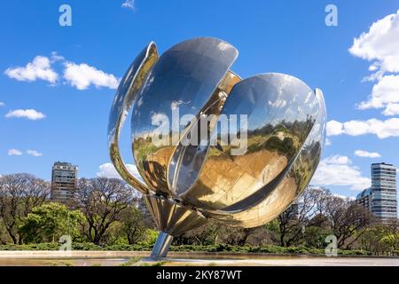 Buenos Aires, Argentinien, 20. Oktober 2022: Landmark Flower Sculpture Floralis Generica aus Stahl und Aluminiumblüten, ein Geschenk des Architekten Eduardo Catalano an Buenos Aires Stockfoto