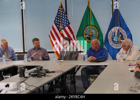 Everett, Washington, 15. April 2014, State Director of the Washington Military Department's Emergency Management Division, Robert Ezelle, State Coordinating Officer, Kurt Hardin, Washington State Governor, Jay Inslee und der Regionaladministrator Ken Murphy besprechen Wiederherstellungsmaßnahmen am Katastrophenstandort für SR530 Folien sowie die Koordination zwischen den staatlichen, lokalen und bundesstaatlichen Regierungen. Überschwemmungen und Erdrutsche in Washington. Fotos zu Katastrophen- und Notfallmanagementprogrammen, Aktivitäten und Beamten Stockfoto