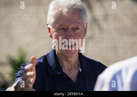 Mayflower, AR, 4. Mai 2014; ehemaliger Präsident Bill Clinton (links) trifft sich mit Minister für Heimatsicherheit Jeh Johnson und Arkansas Governor Mike Beebe (rechts) auf dem Plantation Drive in Mayflower, Arkansas, nachdem Mayflower am 27. April von einem EF-4-Tornado getroffen wurde. Die FEMA unterstützt Einzelpersonen und lokale, staatliche und Stammesregierungen bei ihren Bemühungen, sich von Naturkatastrophen zu erholen. Arkansas schwere Stürme, Tornadoes und Überschwemmungen. Fotos zu Katastrophen- und Notfallmanagementprogrammen, Aktivitäten und Beamten Stockfoto