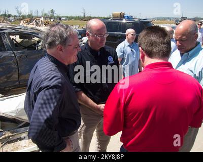 Vilonia, Ark., 4. Mai 2014 Department of Homeland Security (DHS) Secretary Jeh Johnson (rechts) und U.S. Senator Mark Pryor aus Arkansas (links) trifft sich mit Timothy Scranton (schwarzes Hemd), FEMA Federal Coordinating Officer (FCO) und Arkansas State Senator (35.. Bezirk) Jason Rapert (rotes Hemd) in einem der Trümmerfelder in Vilonia, Arkansas, das am 27. April von einem EF-4-Tornado getroffen wurde. Die FEMA unterstützt lokale, staatliche und Stammesregierungen bei ihren Bemühungen, Naturkatastrophen zu beheben. Arkansas schwere Stürme, Tornadoes und Überschwemmungen. Fotografien zu Katastrophen und Notfallmanagement S. Stockfoto