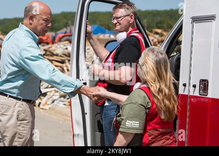 Vilonia, Ark., 4. Mai 2014, â€“ Minister für innere Sicherheit (DHS) Jeh Johnson dankt dem RedCross Disaster Associate Joyce Nichols (rechts) bei einer Führung durch eines der Trümmerfelder in Vilonia, Arkansas, das am 27. April von einem EF-4-Tornado getroffen wurde. Die FEMA unterstützt lokale, staatliche und Stammesregierungen sowie Freiwilligenorganisationen bei ihren Bemühungen, den Wiederaufbau nach Naturkatastrophen zu erleichtern. Arkansas schwere Stürme, Tornadoes und Überschwemmungen. Fotos zu Katastrophen- und Notfallmanagementprogrammen, Aktivitäten und Beamten Stockfoto