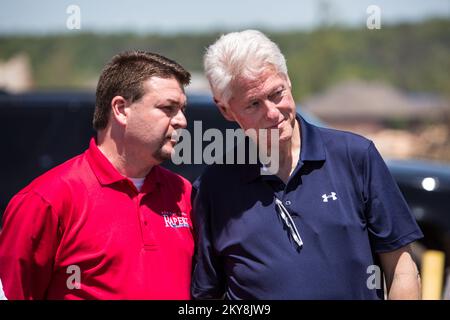 Vilonia, Ark., 4. Mai 2014 â€“ Staatssenator Jason Rapert (35.. Bezirk) und ehemaliger Präsident Bill Clinton nehmen an einer Pressekonferenz in der Nähe des Rathauses von Vilonia Teil, die nach den Tornados in Vilonia, Mayflower und anderen Teilen von Arkansas am 27. April stattfand. Die FEMA unterstützt staatliche, lokale und Stammesregierungen sowie einzelne Überlebende, die von Naturkatastrophen betroffen sind. Arkansas schwere Stürme, Tornadoes und Überschwemmungen. Fotos zu Katastrophen- und Notfallmanagementprogrammen, Aktivitäten und Beamten Stockfoto