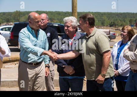 Vilonia, Ark., 4. Mai 2014 Minister für innere Sicherheit (DHS) Jeh Johnson dankt den Bürgermeistern von Vilonia und Mayflower bei einer Pressekonferenz in der Nähe des Rathauses von Vilonia nach den Tornados, die Vilonia, Mayflower und andere Teile von Arkansas am 27. April heimsuchten. Neben Secretary Johnson (Mitte, blaue Jacke): Randy Holland, Bürgermeister von Mayflower. Händeschütteln mit Secretary Johnson (rechts, grünes Khaki-Shirt): James Firestone, Bürgermeister von Vilonia. Als Behörde des DHS unterstützt die FEMA staatliche, lokale und Stammesregierungen sowie einzelne Überlebende, die von Naturkatastrophen betroffen sind. Arkansas Se Stockfoto