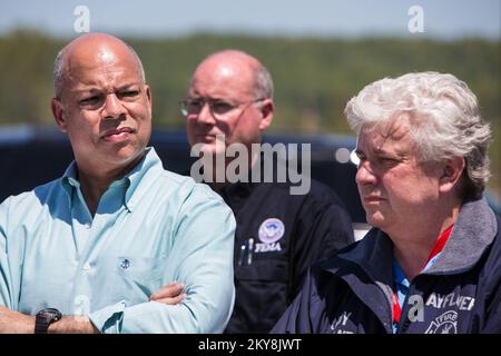 Vilonia, Ark., 4. Mai 2014 Minister für innere Sicherheit (DHS) Jeh Johnson beantwortet Fragen der Medien auf einer Pressekonferenz in der Nähe des Rathauses von Vilonia nach den Tornados, die Vilonia, Mayflower und andere Teile von Arkansas am 27. April heimsuchten. Neben Minister Jeh Johnson (rechts, blaue Jacke): Randy Holland, Bürgermeister von Mayflower. Im Hintergrund: FEMA Federal Coordinating Officer (FCO) Timothy Scranton. Als Behörde des DHS unterstützt die FEMA staatliche, lokale und Stammesregierungen sowie einzelne Überlebende, die von Naturkatastrophen betroffen sind. Arkansas Schwere Stürme, Tornadoes, Stockfoto