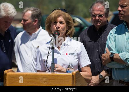 Vilonia, Ark., 4. Mai 2014 â€“ CEO des Roten Kreuzes Gail J. McGovern in Begleitung von Kongressabgeordneten, Staats- und Kommunalbeamten sowie dem ehemaligen Präsidenten Bill Clinton und Minister für innere Sicherheit Jeh Johnson spricht auf einer Pressekonferenz (auf einem Parkplatz in der Nähe des Rathauses von Vilonia) Über die 26 Meilen Zerstörung, die durch die Tornados vom April 27 entstanden sind, die die Gemeinden Mayflower und Vilonia heimsuchten. Im Hintergrund, von links nach rechts: Ehemaliger Präsident Bill Clinton; USA Vertreter Tim Griffin (2.. Bezirk Arkansas); USA Senator Mark Pryor aus Arkansas, Department of Hom Stockfoto