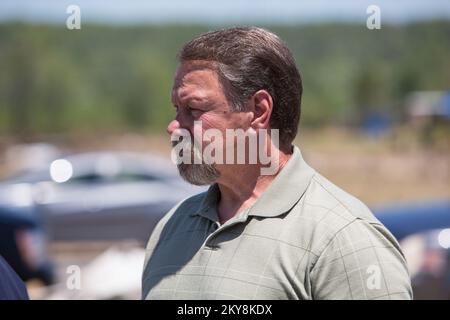 Vilonia, Ark., 4. Mai 2014, â€“ James Firestone, Bürgermeister von Vilonia, spricht auf einer Pressekonferenz in der Nähe des Rathauses von Vilonia nach den Tornados, die Vilonia, Mayflower und andere Teile von Arkansas am 27. April heimsuchten. An der Pressekonferenz nahm der Minister des Heimatschutzministeriums (DHS), Jeh Johnson, Teil. Als Behörde des DHS unterstützt die FEMA staatliche, lokale und Stammesregierungen sowie einzelne Überlebende, die von Naturkatastrophen betroffen sind. Arkansas schwere Stürme, Tornadoes und Überschwemmungen. Fotos zu Katastrophen- und Notfallmanagementprogrammen, Aktivitäten und Beamten Stockfoto