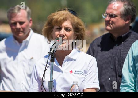 Vilonia, Ark., 4. Mai 2014 â€“ CEO des Roten Kreuzes Gail J. McGovern in Begleitung von Kongressabgeordneten, Staats- und Kommunalbeamten sowie dem ehemaligen Präsidenten Bill Clinton und Minister für innere Sicherheit Jeh Johnson spricht auf einer Pressekonferenz (auf einem Parkplatz in der Nähe des Rathauses von Vilonia) Über die 26 Meilen Zerstörung, die durch die Tornados vom April 27 entstanden sind, die die Gemeinden Mayflower und Vilonia heimsuchten. Im Hintergrund, von links nach rechts: USA Vertreter Tim Griffin (2.. Bezirk Arkansas); USA Senator Mark Pryor aus Arkansas. Die FEMA unterstützt Einzelpersonen und lokale Mitarbeiter Stockfoto