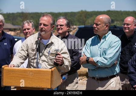 Vilonia, Ark., 4. Mai 2014 â€“ Richter des Bezirks Faulkner Allen Dodson in Begleitung von Kongressabgeordneten, Staats- und Kommunalbeamten und dem ehemaligen Präsidenten Bill Clinton und Minister des Innenministeriums Jeh Johnson spricht auf einer Pressekonferenz (auf einem Parkplatz in der Nähe des Rathauses von Vilonia) Über die 26 Meilen Zerstörung, die durch die Tornados vom April 27 entstanden sind, die die Gemeinden Mayflower und Vilonia heimsuchten. Im Hintergrund, von links nach rechts: Ehemaliger Präsident Bill Clinton; USA Vertreter Tim Griffin (2.. Bezirk Arkansas); USA Senator Mark Pryor aus Arkansas, Department of Stockfoto