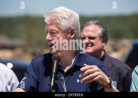 „Vilonia, Ark., 4. Mai 2014 â€“ der ehemalige Präsident Bill Clinton spricht auf einer Pressekonferenz in der Nähe des Rathauses von Vilonia nach den Tornados, die Vilonia, Mayflower und andere Teile von Arkansas am 27. April heimsuchten, zu den Überlebenden von Katastrophen und beantwortet Fragen der Medien. Im Hintergrund: USA Senator Mark Pryor aus Arkansas. Die FEMA unterstützt staatliche, lokale und Stammesregierungen sowie einzelne Überlebende, die von Naturkatastrophen betroffen sind. Arkansas schwere Stürme, Tornadoes und Überschwemmungen. Fotos zu Katastrophen- und Notfallmanagementprogrammen, Aktivitäten und Beamten Stockfoto