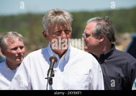 Vilonia, Ark., 4. Mai 2014 Mike Beebe, Gouverneur von Arkansas, spricht auf einer Pressekonferenz in der Nähe des Rathauses von Vilonia nach den Tornados, die Vilonia, Mayflower und andere Teile von Arkansas am 27. April heimsuchten. Im Hintergrund, links, USA Repräsentant Tim Griffin (Arkansas 2. District) und auf der rechten Seite, USA Senator Mark Pryor aus Arkansas. Die FEMA unterstützt staatliche, lokale und Stammesregierungen sowie einzelne Überlebende, die von Naturkatastrophen betroffen sind. Arkansas schwere Stürme, Tornadoes und Überschwemmungen. Fotos zu Katastrophen- und Notfallmanagementprogrammen, Aktivitäten und Offi Stockfoto