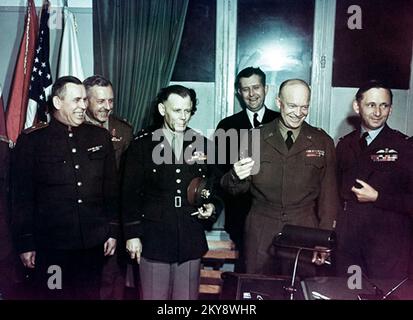 Sowjetischer General Ivan Susloparov , britischer General Frederick E. Morgan, Generalleutnant Walter Bedell Smith ), US Navy Captain Harry C Butcher , US-Armee-General Dwight Eisenhower und britischer Marschall der Royal Air Force Arthur Tedder, kurz nach der deutschen Kapitulation im Zweiten Weltkrieg, Reims, Frankreich, 7. Mai 1945. Stockfoto