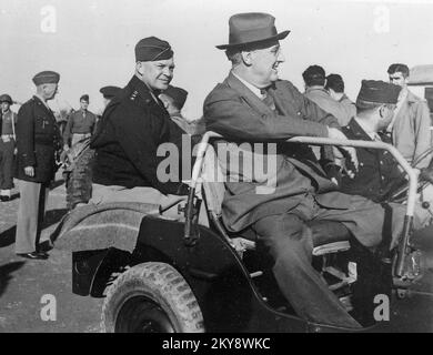 General Eisenhower, General Patton (auf der linken Seite) und Präsident Roosevelt in Sizilien, 1943 Stockfoto