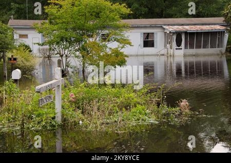 Grand Ridge, FL, 13. Mai 2014 Haus überflutet mit Wasser von sintflutartigen Regenfällen in Jackson County, Florida. Die Provinz wurde in die Katastrophenmeldung in Florida aufgenommen, so dass die FEMA den förderfähigen Antragstellern individuelle Unterstützung zur Verfügung stellt. Andrea Booher/FEMA. Schwere Stürme, Tornados, Stürme und Überschwemmungen in Florida. Fotos zu Katastrophen- und Notfallmanagementprogrammen, Aktivitäten und Beamten Stockfoto