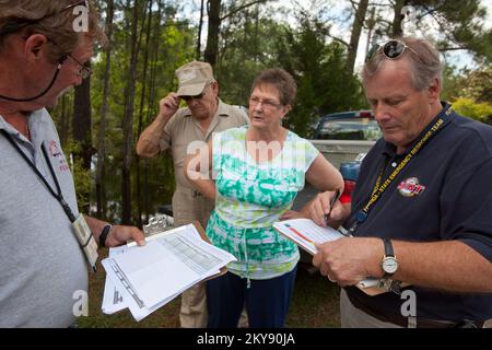 Grand Ridge, FL, 13. Mai 2014 Yogi Howell diskutiert bei einer Schadensbeurteilung in Jackson County, Florida, Mitglied des State Emergency Response Teams (SERT), Alvin Bishop und FEMA Damage Assessment Specialist mit Charlotte und Tommy Jackson auf ihrem Grundstück in Grand Ridge, Florida. Sintflutartiger Regen durch ein Paar Gewitter löste große Überschwemmungen an Teilen des Florida Panhandle aus. Andrea Booher/FEMA. Schwere Stürme, Tornados, Stürme und Überschwemmungen in Florida. Fotos zu Katastrophen- und Notfallmanagementprogrammen, Aktivitäten und Beamten Stockfoto