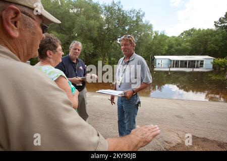 Grand Ridge, Florida, 13. Mai 2014 während einer Schadensbeurteilung in Jackson County, Florida, hören Mitglied des State Emergency Response Team (SERT), Alvin Bishop und FEMA Damage Assessment Specialist Yogi Howell Charlotte und Tommy Jackson zu, die über ihre Haus- und Sachschäden in Grand Ridge, Florida, sprechen. Sintflutartiger Regen durch ein Paar Gewitter löste große Überschwemmungen an Teilen des Florida Panhandle aus. Andrea Booher/FEMA. Schwere Stürme, Tornados, Stürme und Überschwemmungen in Florida. Fotos zu Katastrophen- und Notfallmanagementprogrammen, Aktivitäten und Beamten Stockfoto