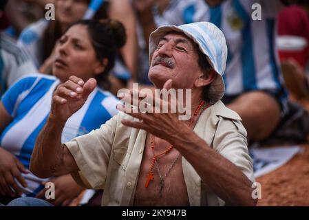 Buenos Aires, Argentinien. 30.. November 2022. Ein Mann reagiert, wenn er das Spiel seines Teams gegen Polen sieht. Argentinische Fußballfans sehen das Spiel ihrer Mannschaft gegen Polen bei der Weltmeisterschaft, die von Katar in Buenos Aires, Argentinien, ausgerichtet wird. (Foto: Mariana Nedelcu/SOPA Images/Sipa USA) Guthaben: SIPA USA/Alamy Live News Stockfoto