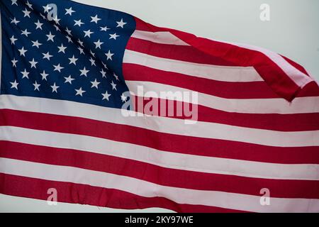 Mayflower, AR, 18. Mai 2014 â€“ auf dem Plantation Drive in Mayflower, Arkansas, wackelt die amerikanische Flagge stolz, als Team Rubicon Freiwillige Trümmer aus einem Haus und Grundstück entfernen, nachdem das Haus am 27. April durch einen Tornado zerstört wurde. FEMA unterstützt gemeinnützige Organisationen, die aktiv in Katastrophen (VOAD) sind, um Überlebenden bei der Wiederherstellung nach Naturkatastrophen zu helfen. Arkansas schwere Stürme, Tornadoes und Überschwemmungen. Fotos zu Katastrophen- und Notfallmanagementprogrammen, Aktivitäten und Beamten Stockfoto