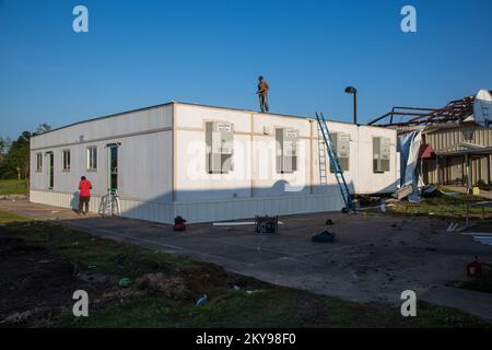 'Vilonia, AR, 20. Mai 2014; United Methodist Disaster Relief installiert zwei neue, temporäre mobile Einheiten für die United Methodist Church in Vilonia, Arkansas, nachdem die Kirche am 27. April durch einen Tornado zerstört wurde. FEMA unterstützt gemeinnützige Organisationen, die aktiv in Katastrophen (VOAD) sind, da sie Katastrophenüberlebenden und Gemeindegruppen helfen, sich von Naturkatastrophen zu erholen. Arkansas schwere Stürme, Tornadoes und Überschwemmungen. Fotos zu Katastrophen- und Notfallmanagementprogrammen, Aktivitäten und Beamten Stockfoto