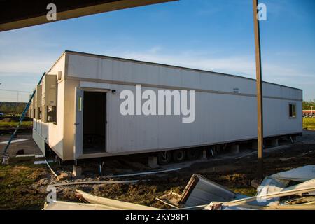 'Vilonia, AR, 20. Mai 2014; United Methodist Disaster Relief installiert zwei neue, temporäre mobile Einheiten für die United Methodist Church in Vilonia, Arkansas, nachdem die Kirche am 27. April durch einen Tornado zerstört wurde. FEMA unterstützt gemeinnützige Organisationen, die aktiv in Katastrophen (VOAD) sind, da sie Katastrophenüberlebenden und Gemeindegruppen helfen, sich von Naturkatastrophen zu erholen. Arkansas schwere Stürme, Tornadoes und Überschwemmungen. Fotos zu Katastrophen- und Notfallmanagementprogrammen, Aktivitäten und Beamten Stockfoto