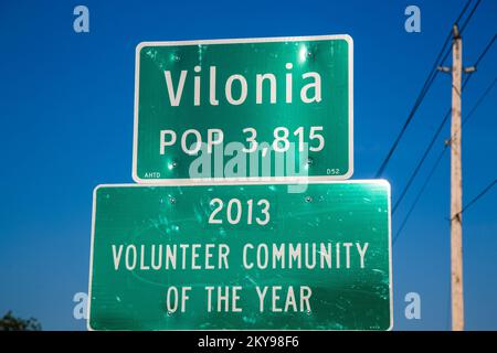 "Vilonia, AR, 20. Mai 2014; Tornado-Trümmer verstreuten die Straßen und die Gemeinde Vilonia, Arkansas, nachdem die Gemeinde Vilonia am 27. April von einem Tornado getroffen wurde. Die FEMA unterstützt lokale, staatliche und Stammesregierungen bei ihren Bemühungen, sich von Naturkatastrophen zu erholen. Arkansas schwere Stürme, Tornadoes und Überschwemmungen. Fotos zu Katastrophen- und Notfallmanagementprogrammen, Aktivitäten und Beamten Stockfoto