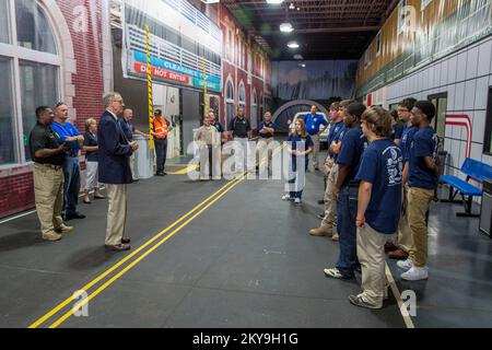 Anniston, Alabama, 25. Juni 2014 Center for Domestic Preparedness Superintendent Mike King spricht Studenten an, die an der 2014 Junior Law Enforcement Academy teilnehmen. Während der einwöchigen Akademie erlernten die Studenten die Grundlagen von Verkehrsstopps, Notarztverfahren, besuchten das Bezirksgefängnis, beobachteten eine K-9-Einheit Drogensuche und feuerten sowohl Pellets als auch lebende Waffen ab, um ein besseres Verständnis für eine Karriere der Strafverfolgungsbehörden. (.. Fotos zu Katastrophen- und Notfallmanagementprogrammen, Aktivitäten und Beamten Stockfoto