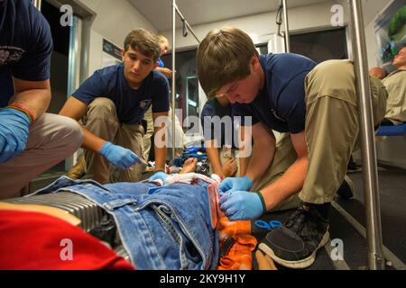 Anniston, Ala., 25. Juni 2014 Studenten, die an der 2014 Junior Law Enforcement Academy teilnahmen, untersuchen einen menschlichen Patientensimulator auf Wunden während einer Übung. Während der einwöchigen Akademie erlernten die Studenten die Grundlagen von Verkehrsstopps, Notarztverfahren, besuchten das Bezirksgefängnis, beobachteten eine K-9-Einheit Drogensuche und feuerten sowohl Pellets als auch lebende Waffen ab, um ein besseres Verständnis für eine Karriere der Strafverfolgungsbehörden. (.. Fotos zu Katastrophen- und Notfallmanagementprogrammen, Aktivitäten und Beamten Stockfoto