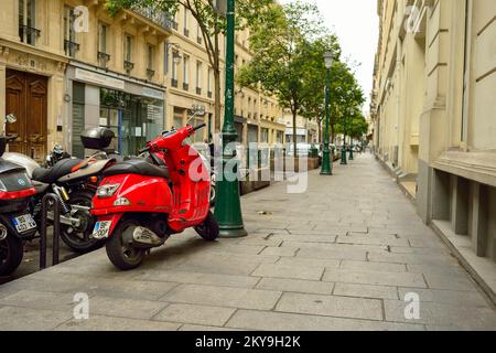 PARIS, FRANKREICH - 09. AUGUST 2015: Moderne und klassische Motorräder, die in der Straße von Paris geparkt werden. Paris, auch bekannt als Stadt der Liebe, ist ein beliebtes Reiseziel Stockfoto