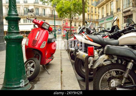 PARIS, FRANKREICH - 09. AUGUST 2015: Moderne und klassische Motorräder, die in der Straße von Paris geparkt werden. Paris, auch bekannt als Stadt der Liebe, ist ein beliebtes Reiseziel Stockfoto