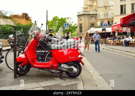 PARIS, FRANKREICH - 09. AUGUST 2015: Moderne und klassische Motorräder, die in der Straße von Paris geparkt werden. Paris, auch bekannt als Stadt der Liebe, ist ein beliebtes Reiseziel Stockfoto