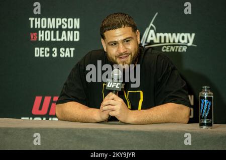 Orlando, FL, Orlando, FL, USA. 30.. November 2022. Orlando, Florida - 30. NOVEMBER: Tai Tuivasa spricht mit der Presse im Vorfeld der UFC Fight Night Orlando - Thompson gegen Holland am 30. November 2022 in Orlando, FL, USA. (Kreditbild: © Matt Davies/PX Imagens via ZUMA Press Wire) Kredit: ZUMA Press, Inc./Alamy Live News Stockfoto