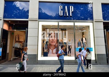 PARIS, FRANKREICH - 09. AUGUST 2015: Pariser Straßen. Paris, auch bekannt als Stadt der Liebe, ist ein beliebtes Reiseziel und eine große Stadt in Europa Stockfoto