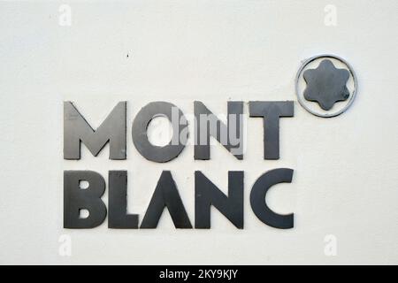 PARIS, FRANKREICH - 09. AUGUST 2015: Montblanc-Logo. Die Montblanc International GmbH ist ein deutscher Hersteller von Schreibgeräten, Uhren, Schmuck und Stockfoto