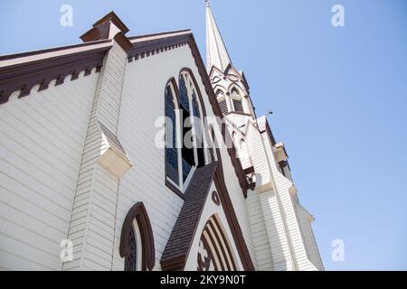 Obwohl die erste presbyterianische Kirche in Napa, Kalifornien, immer noch hoch steht, verlor sie Teile ihrer Buntglasfenster, zusammen mit anderen Schäden, als Folge des Erdbebens von 6,0, das die Stadt am 24.. August 2014 erschütterte. Erdbeben In Kalifornien. Fotos zu Katastrophen- und Notfallmanagementprogrammen, Aktivitäten und Beamten Stockfoto