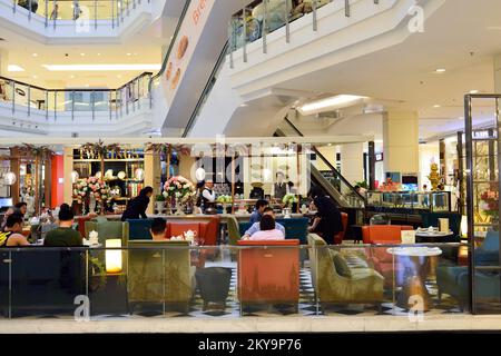 BANGKOK, THAILAND - 20. JUNI 2015: Innenansicht des Einkaufszentrums. Einkaufszentren und Kaufhäuser wie Siam Paragon, Central World Plaza, Emperium, Stockfoto