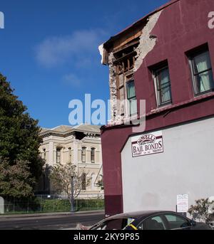 Napa, Kalifornien, 24. August 2014 viele der älteren Gebäude in Downtown Napa, CA, wurden durch das Erdbeben beschädigt, wie das Landgericht, das hier im Hintergrund zu sehen ist. Fotos zu Katastrophen- und Notfallmanagementprogrammen, Aktivitäten und Beamten Stockfoto