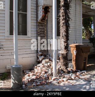Napa, Kalifornien, 24. August 2014 dieser Schornstein wurde durch das Erdbeben, das Napa erschütterte, schwer beschädigt. Fotos zu Katastrophen- und Notfallmanagementprogrammen, Aktivitäten und Beamten Stockfoto