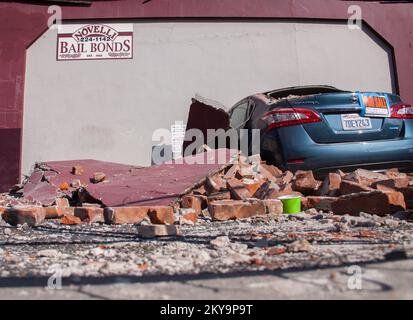 Napa, Kalifornien, 24. August 2014, herabfallende Trümmer, die durch das Erdbeben in Napa verursacht wurden, haben schwere Schäden an diesem Auto verursacht, das in der Innenstadt geparkt ist. Fotos zu Katastrophen- und Notfallmanagementprogrammen, Aktivitäten und Beamten Stockfoto