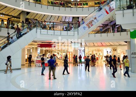BANGKOK, THAILAND - 20. JUNI 2015: Innenansicht des Einkaufszentrums. Einkaufszentren und Kaufhäuser wie Siam Paragon, Central World Plaza, Emperium, Stockfoto