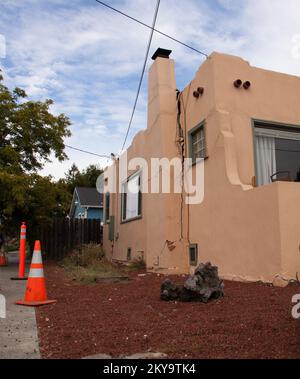 Napa, Kalifornien, 29. August 2014 Dieses Haus erlitt schwere Schäden, nachdem ein Erdbeben von 6,0 die Stadt Napa am 24. August 2014 erschütterte. Fotos zu Katastrophen- und Notfallmanagementprogrammen, Aktivitäten und Beamten Stockfoto