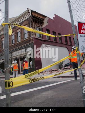 Napa, Kalifornien, 29. August 2014 Besatzungen beginnen mit der Sanierung eines Gebäudes, das durch ein Erdbeben, das Napa am 24. August 2014 heimsuchte, schwer beschädigt wurde. Fotos zu Katastrophen- und Notfallmanagementprogrammen, Aktivitäten und Beamten Stockfoto