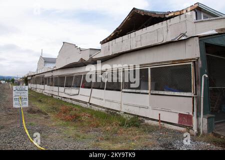 Napa, Kalifornien, 29. August 2014 Ein teilweise eingestürztes Dach dieses Gebäudes ist das Ergebnis des Erdbebens von 6,0, das die Stadt Napa am 24. August 2014 erschütterte. Fotos zu Katastrophen- und Notfallmanagementprogrammen, Aktivitäten und Beamten Stockfoto