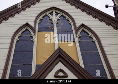 Napa, Kalifornien, 29. August 2014 das Buntglas dieser Kirche wurde durch das Erdbeben von 6,0 beschädigt, das die Stadt Napa am 24. August 2014 erschütterte. Fotos zu Katastrophen- und Notfallmanagementprogrammen, Aktivitäten und Beamten Stockfoto