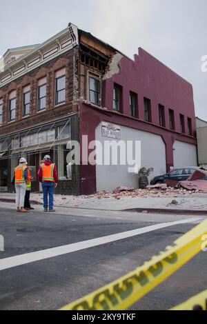 Napa, Kalifornien, 29. August 2014 die Gebäudeinspektoren bewerten ein Gebäude, das durch das Erdbeben in Napa am 24. August 2014 beschädigt wurde. Fotos zu Katastrophen- und Notfallmanagementprogrammen, Aktivitäten und Beamten Stockfoto