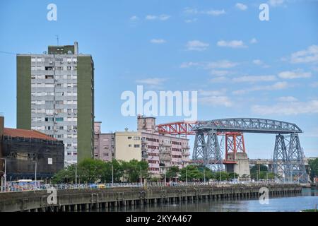 21. Dezember 2021, Buenos Aires, Argentinien: Blick auf das Viertel La Boca einschließlich der historischen Transbordador Nicolas Avellaneda-Brücke über dem Riachuelo. Stockfoto