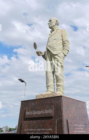 21. Dezember 2021, Buenos Aires, Argentinien: Skulptur des Malers und Philanthropen Benito Quinquela Martin im Viertel La Boca, sein Rücken zum Ri Stockfoto