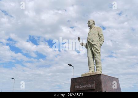 21. Dezember 2021, Buenos Aires, Argentinien: Skulptur des Malers und Philanthropen Benito Quinquela Martin im Viertel La Boca, sein Rücken zum Ri Stockfoto