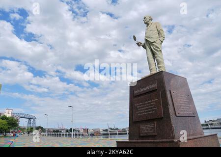 21. Dezember 2021, Buenos Aires, Argentinien: Skulptur des Malers und Philanthropen Benito Quinquela Martin im Viertel La Boca, sein Rücken zum Ri Stockfoto